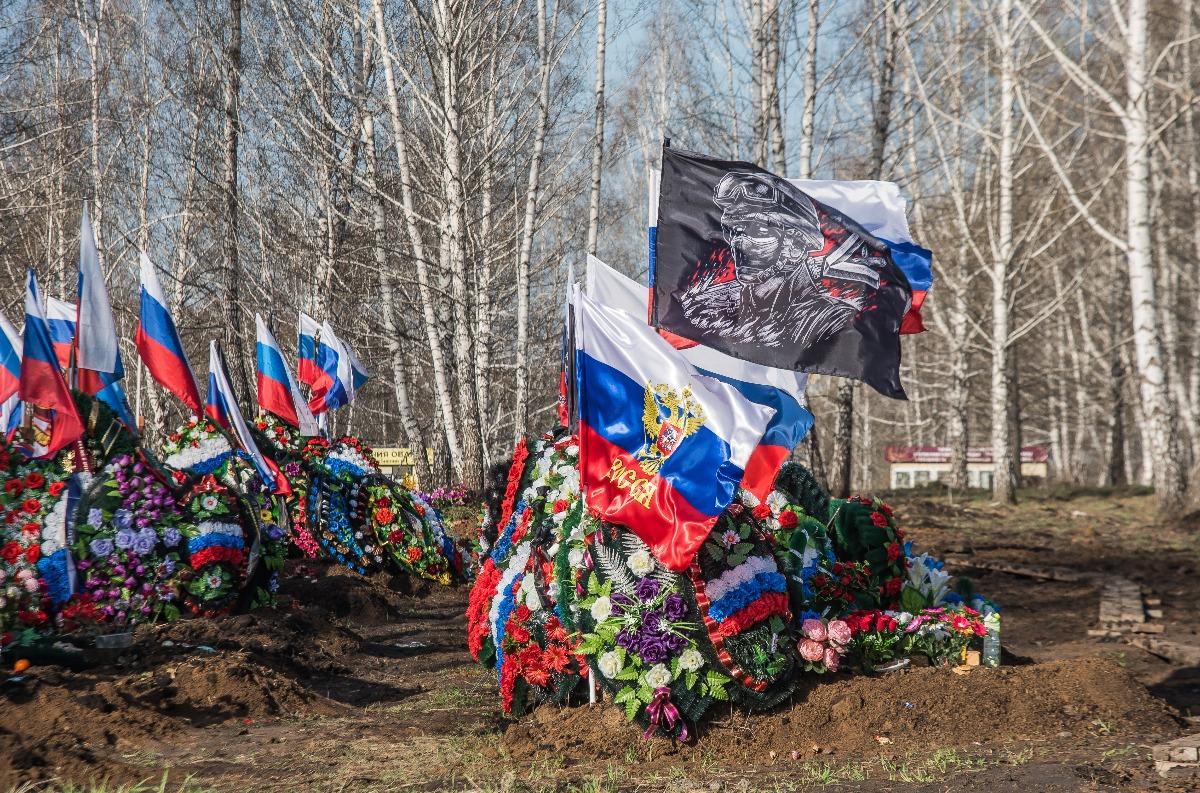 Фото Матери плачут у могил. Сотни новосибирцев собрались на Радоницу на кладбище погибших бойцов СВО 8